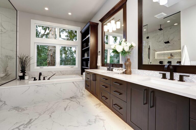 White batroom with tub