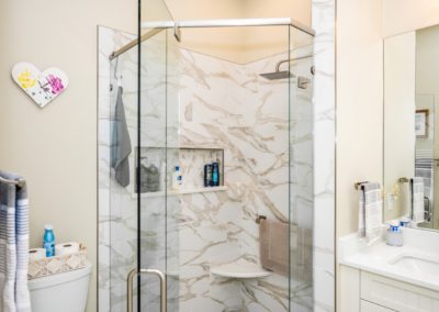 Corner shower with stonework